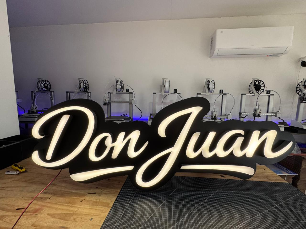 Cartel LED Don Juan en tipografía cursiva blanca